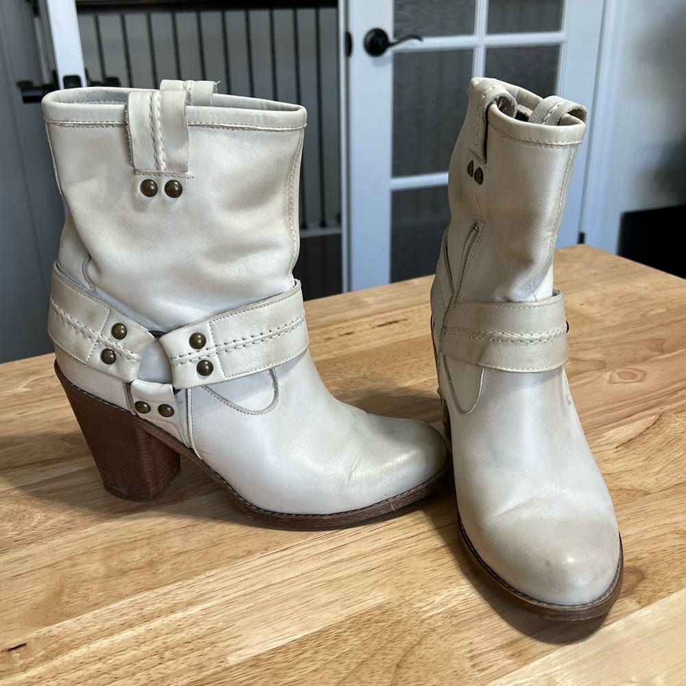 Vera Gomma Leather Heeled Booties